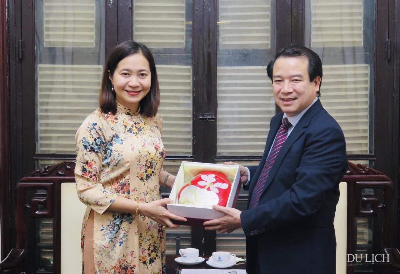 Phó Tổng cục trưởng TCDL Hà Văn Siêu tặng quà Giám đốc Ratiwan Boonprakhong